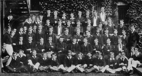 Winston Churchill dans une photo de groupe à Harrow School, vers 1889, 1945
