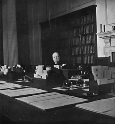 Winston Churchill dans la salle du Cabinet du 10 Downing Street, années 1940, 1945