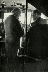Winston Churchill parlant au capitaine Shakespeare de l