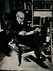 Winston Spencer Churchill dans sa bibliothèque, 1945