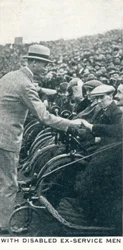 Avec des anciens combattants handicapés, 1922