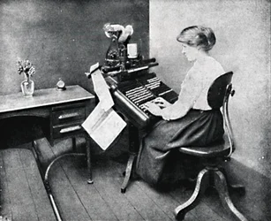 Opératrice sur clavier Monotype, 1917