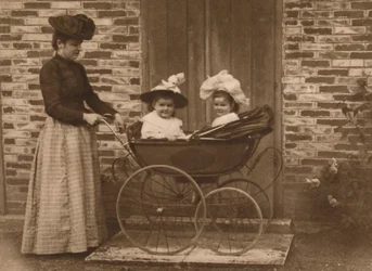 Femme et enfants dans une poussette, 1937