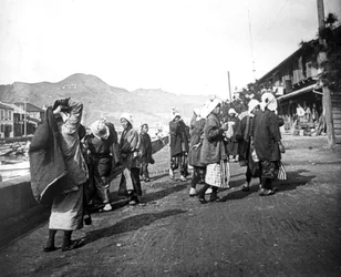 Femme portant des charges de charbon, Nagasaki, Japon