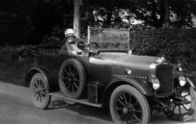Femme conduisant une voiture, 1930