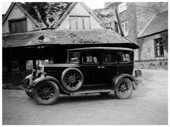 Femme dans une voiture ancienne, c1920s