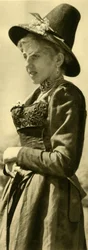 Femme en costume traditionnel, Tyrol, Autriche, vers 1935