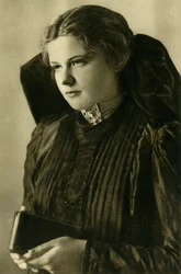 Femme en costume traditionnel, Haute-Autriche, vers 1935