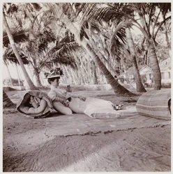 Femme allongée sous des palmiers, vers 1911