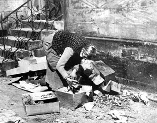 Femme fouillant pour de la nourriture, Bayreuth, Allemagne, avril 1945