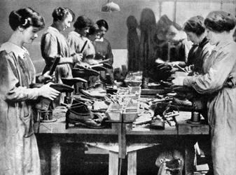 Femmes cordonnières réparant des chaussures pour l
