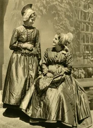 Femmes en costume traditionnel, Basse-Autriche, vers 1935