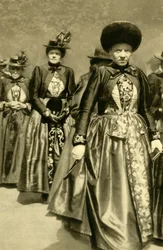 Femmes en costume traditionnel, Schruns, Vorarlberg, Autriche, vers 1935