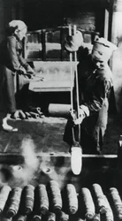Femmes fabriquant des douilles dans une usine russe, Seconde Guerre mondiale, 1943