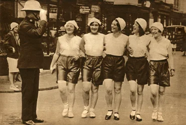 Femmes portant des shorts, 1930, 1933