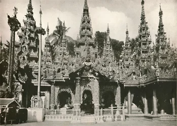 Sanctuaires en bois sculpté avec mosaïque de verre à la pagode Shwe Dagon, Rangoon, 1900