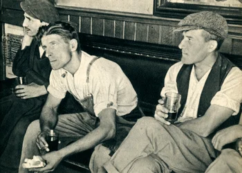 Ouvriers dans une auberge anglaise écoutant M. Churchill, 1942