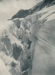 Crevasse béante près du Bergli au-dessus de Grindelwald, vers 1935