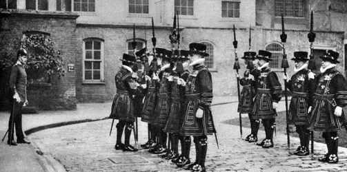 Yeomen Warders en parade à la Tour de Londres, 1926-1927