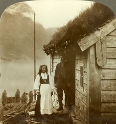 Jeunes fermiers du pays de Nordfjord - devant leur maison de campagne, Norvège, vers 1905
