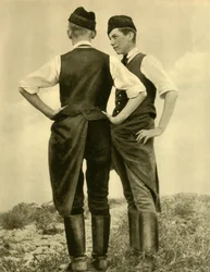 Jeunes hommes en costume traditionnel, Burgenland, Autriche, vers 1935