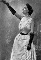 Yvette Guilbert, chanteuse de cabaret et actrice française, 1913