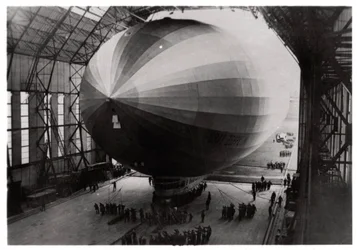 Zeppelin LZ 127 Graf Zeppelin entrant dans son hangar