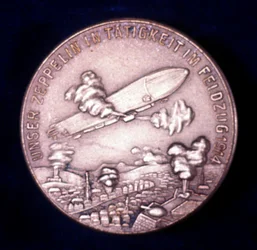 Dirigeable Zeppelin en action pendant la Première Guerre mondiale