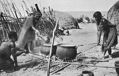 Femmes zouloues brassant de la bière utshwala, Natal, 1912