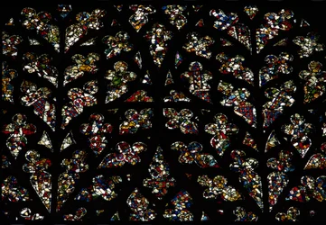 Motifs abstraits de fragments de vitraux du XIIIe siècle dans la fenêtre de l