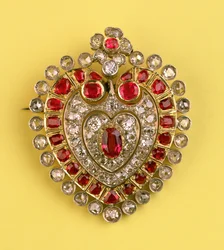 Broche antique en forme de cœur (diamant et rubis)