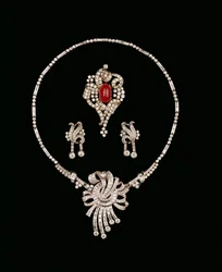 Bijoux Art Déco en diamant : broche pendentif en diamant baguette, broche en rouleau de rubis cabochon et diamant, boucles d