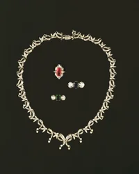 Collier de design Art Déco en rouleau et feuille ; bague en rubis et diamant baguette ; bague en saphir et diamant trois pierres ; bague en émeraude et diamant trois pierres