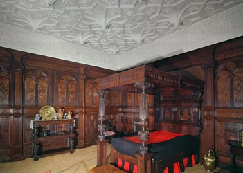 Lit avec décoration incrustée, 1593, du château de Corbet, Shrewsbury, panneaux du château de Sizergh, Cumbria