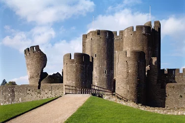 Château de Caerphilly, vue extérieure montrant le pont et la Tour Penchée, École anglaise (13ème siècle), achevé en 1277, Glamorgan, Pays de Galles