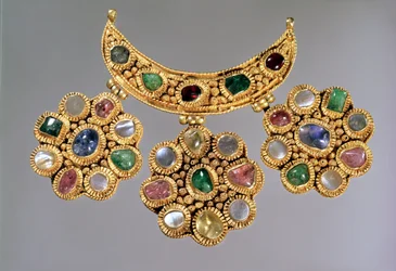 Collier en forme de croissant avec pendentifs sertis de pierres semi-précieuses, Moscou, fin du 14e ou début du 15e siècle