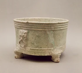 Vase tripode en terre cuite, dynastie Han, 25-220 apr. J.-C.