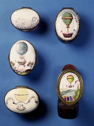 Boîtes à patch en émail anglais, représentant des montgolfières ; crochet de manteau en métal doré représentant le ballon de Blanchard traversant la Manche, fin du 18e siècle
