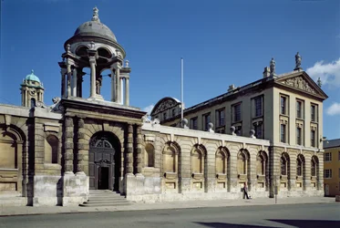 Extérieur de la cour avant du Collège Queens, Oxford, construit en 1709-34