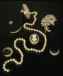 Quatre broches en diamant victoriennes ; camée ovale sculpté ; collier de perles de culture