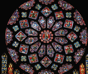 Glorification de la Vierge Marie, montrant les armes de Blanche de Castille sous la rosace, vers 1223
