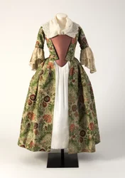 Robe ouverte en soie brodée verte et rose, 1730s