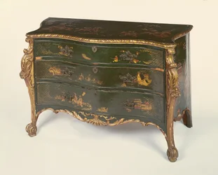 Commode serpentine laquée verte et partiellement dorée, dans le style de Thomas Chippendale