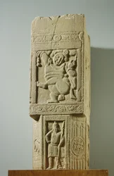 Pilier en calcaire verdâtre avec un nain dansant et un soldat scythe, Nagarjunakonda, AP, 3e siècle apr. J.-C.