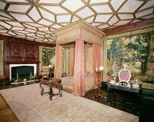 Tentures et couvre-lit en satin rouge et tissu d