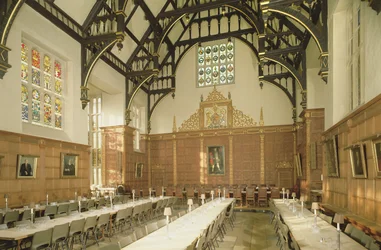 Vue intérieure de la salle à manger montrant le plafond à poutres martelées, Collège Trinity, Cambridge