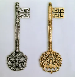 Clés de gauche à droite : design de chambellan cérémoniel incorporant le chiffre royal, début du XVIIIe siècle doré. Acier XVIIIe siècle
