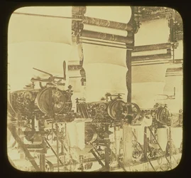 Machines à tricoter en action dans l