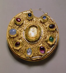 Médaillon Kolt, or serti de perles et de bijoux, cloisonné, émail, décoration en filigrane et granulation, Riazan, XIIe siècle