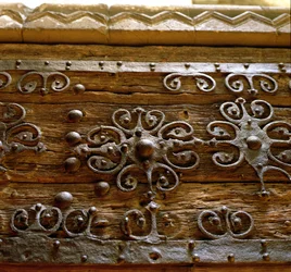 Travail de fer normand sur une porte en bois des vestiges du monastère Gilbertine à Sempringham
